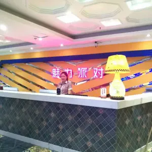 魅力派对（摩登街店）的logo